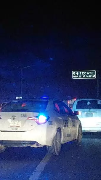Accidente vehicular derriba cuatro postes en la carretera Tijuana-Tecate