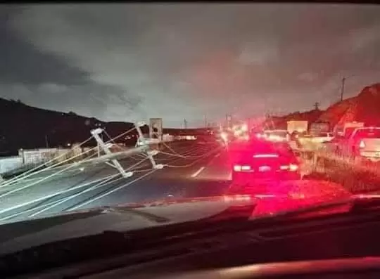 Accidente vehicular derriba cuatro postes en la carretera Tijuana-Tecate