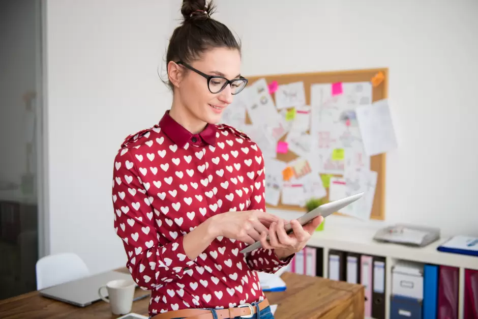 Mujer organiza su tiempo estudiar.