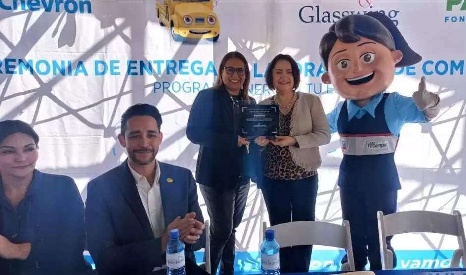 Entrega del laboratorio de c�mputo en la escuela primaria "Zoila Reyna de Palafox",