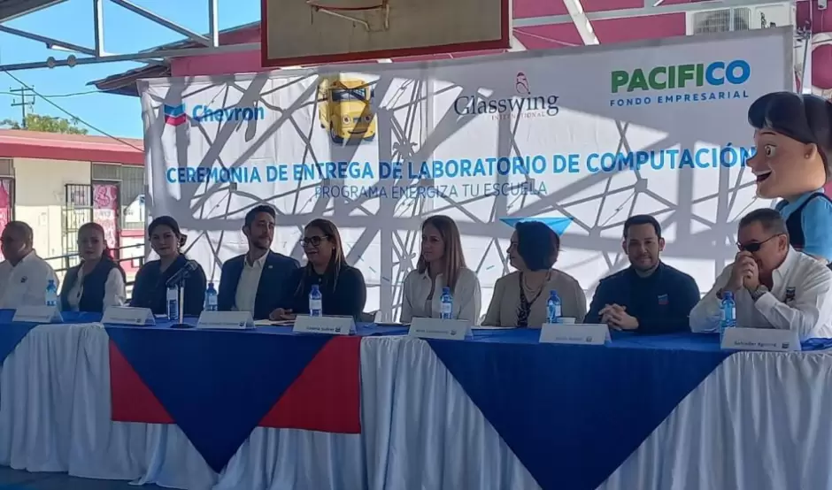 Entrega del laboratorio de c�mputo en la escuela primaria "Zoila Reyna de Palafox"