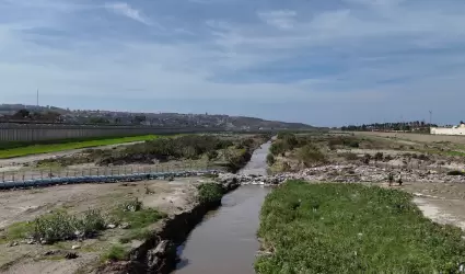 Colocan trampa para retener basura en el Valle del R�o Tijuana
