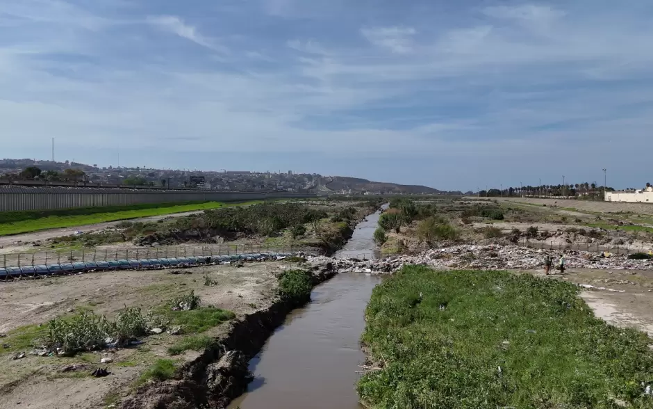 Colocan trampa para retener basura en el Valle del R�o Tijuana