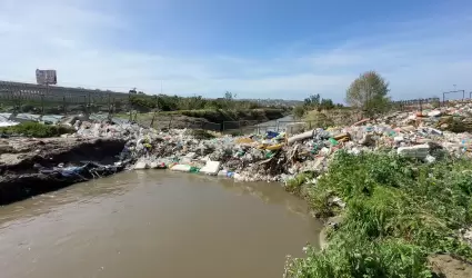 Colocan trampa para retener basura en el Valle del R�o Tijuana