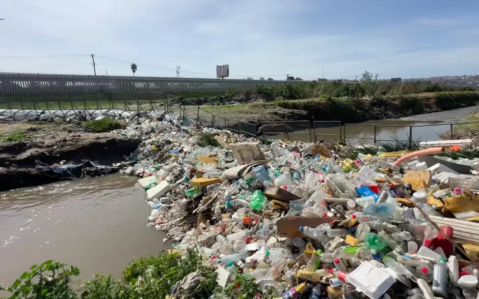 Colocan trampa para retener basura en el Valle del R�o Tijuana