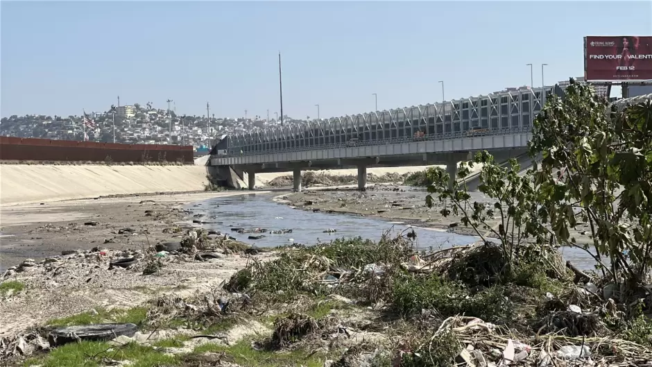 Colocan trampa para retener basura en el Valle del R�o Tijuana