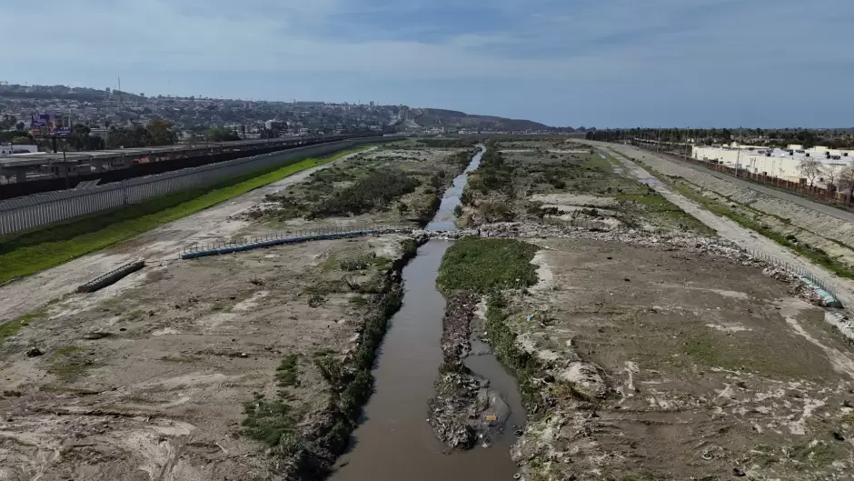 Colocan trampa para retener basura en el Valle del R�o Tijuana