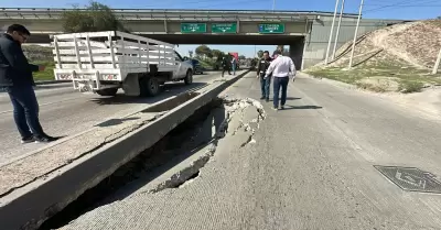 Socav�n en la V�a R�pida a metros del puente del bulevar O'Higgins