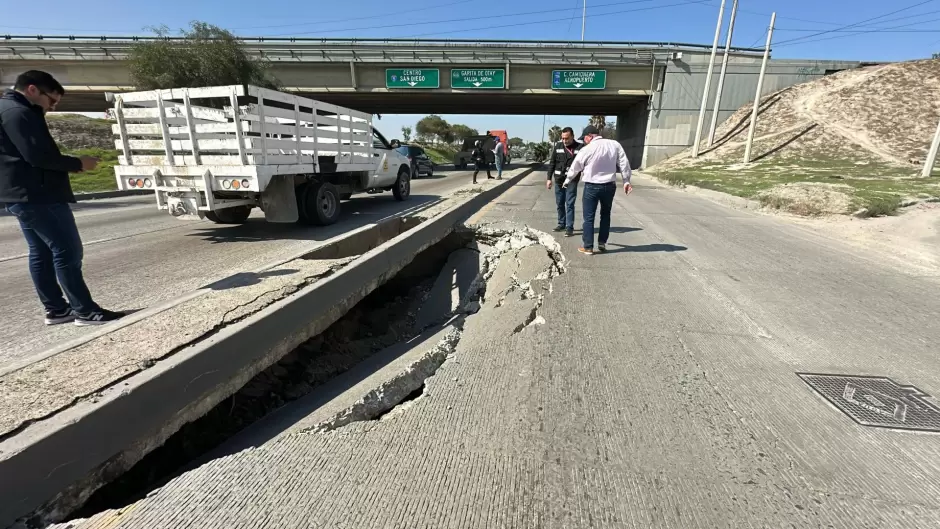 Socav�n en la V�a R�pida a metros del puente del bulevar O'Higgins