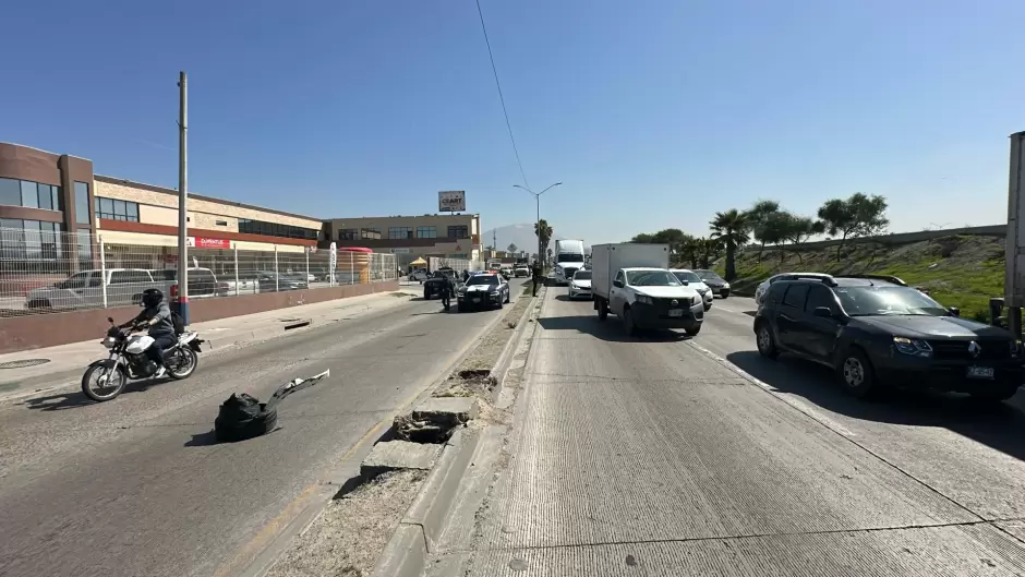 Socav�n en la V�a R�pida a metros del puente del bulevar O'Higgins