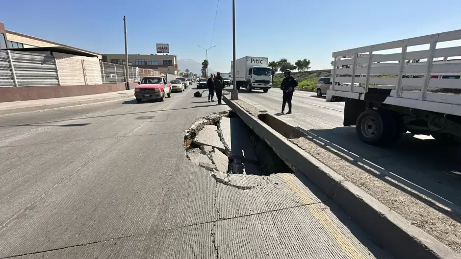 Socav�n en la V�a R�pida a metros del puente del bulevar O'Higgins
