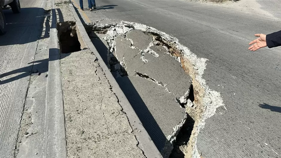 Socav�n en la V�a R�pida a metros del puente del bulevar O'Higgins