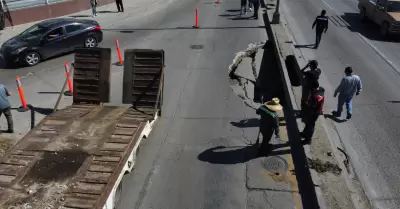 Socav�n en la V�a R�pida a metros del puente del bulevar O'Higgins