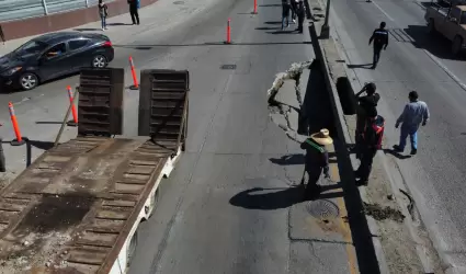 Socav�n en la V�a R�pida a metros del puente del bulevar O'Higgins