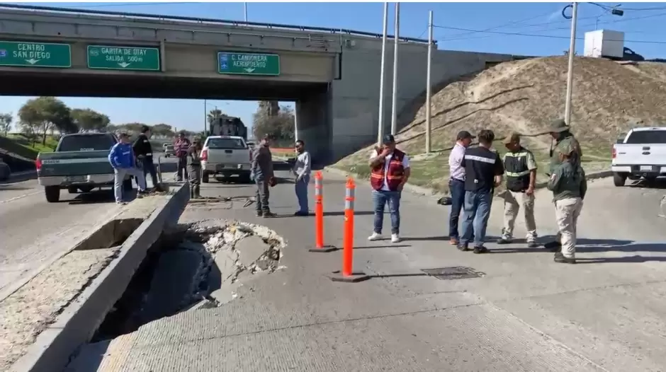 Socav�n en la V�a R�pida a metros del puente del bulevar O'Higgins