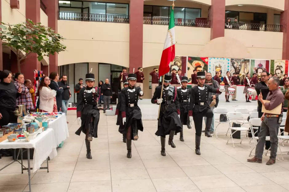 Exhibici�n de banderas de M�xico