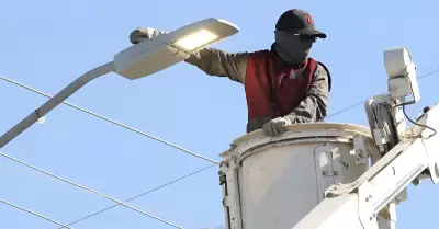 Instalaci�n y mejoramiento de luminarias en Tijuana