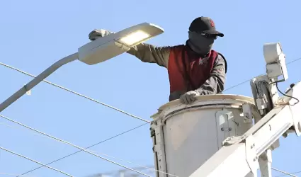 Instalaci�n y mejoramiento de luminarias en Tijuana