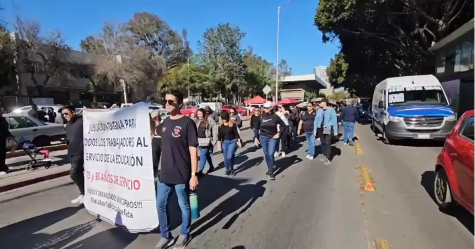 Trabajadores de la educaci�n de Tijuana marcharon en contra de la reforma al Issste