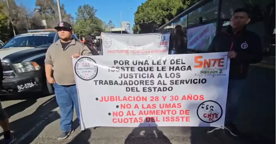 Trabajadores de la educaci�n de Tijuana marcharon en contra de la reforma al Issste