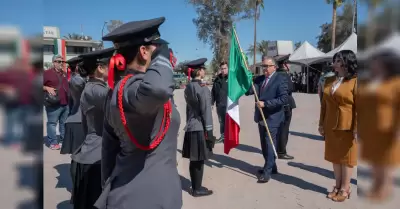 Conmemora COBACH BC d�a de la bandera con renovaci�n de l�baros patrios