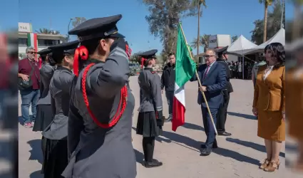 Conmemora COBACH BC d�a de la bandera con renovaci�n de l�baros patrios
