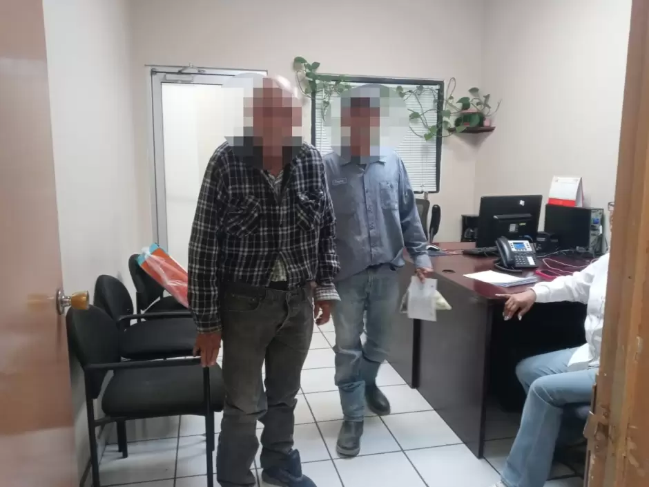 Ayuda Polic�a Municipal a adulto mayor a regresar a casa