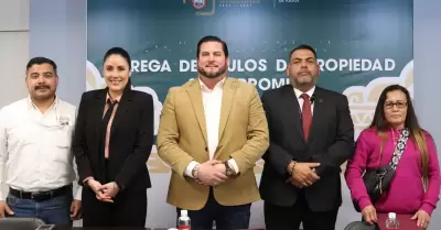 Entrega Ismael Burgue�o t�tulos de propiedad a 28 familias tijuanenses