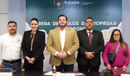 Entrega Ismael Burgue�o t�tulos de propiedad a 28 familias tijuanenses