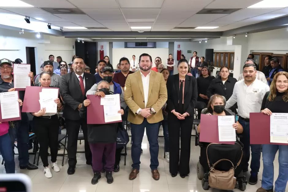 Entrega Ismael Burgue�o t�tulos de propiedad a 28 familias tijuanenses