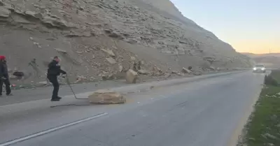 Desprendimiento de piedra afecta circulaci�n en Boulevard 2000