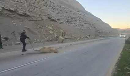 Desprendimiento de piedra afecta circulaci�n en Boulevard 2000