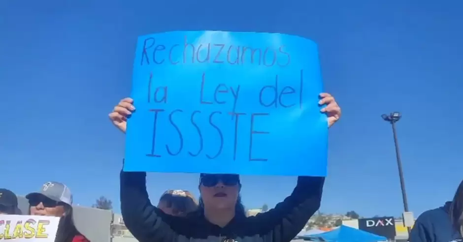 Maestros vuelven a manifestarse en contra de la reforma al Issste; advierten que seguir�n las movilizaciones