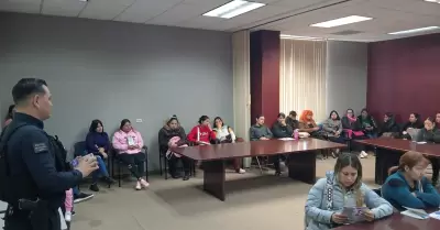 Pl�tica sobre violencia de g�nero a mujeres de Playas de Rosarito
