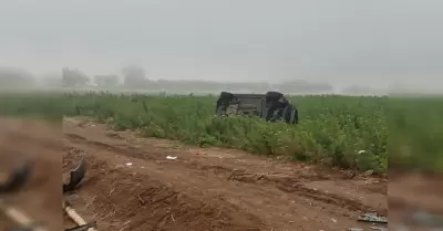 Veh�culo se vuelca en carretera a La Bufadora; conductor abandona la unidad