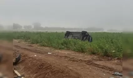 Veh�culo se vuelca en carretera a La Bufadora; conductor abandona la unidad