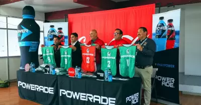 Corporaci�n del Fuerte don� 2,000 uniformes deportivos al municipio de Tijuana.