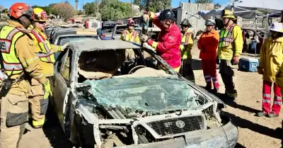 Bomberos de Tecate se capacitan en extracci�n vehicular