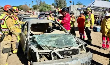 Bomberos de Tecate se capacitan en extracci�n vehicular