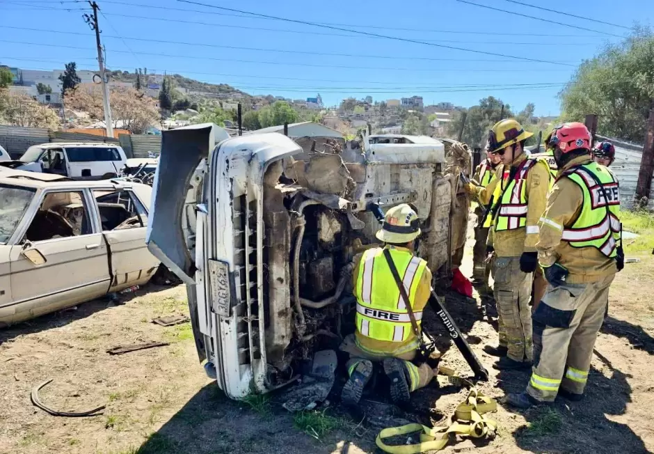 Bomberos de Tecate se capacitan en extracci�n vehicular