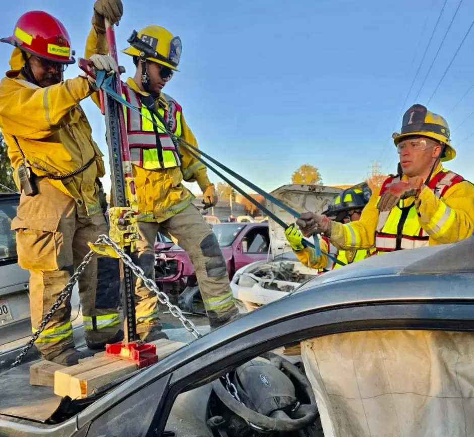 Bomberos de Tecate se capacitan en extracci�n vehicular