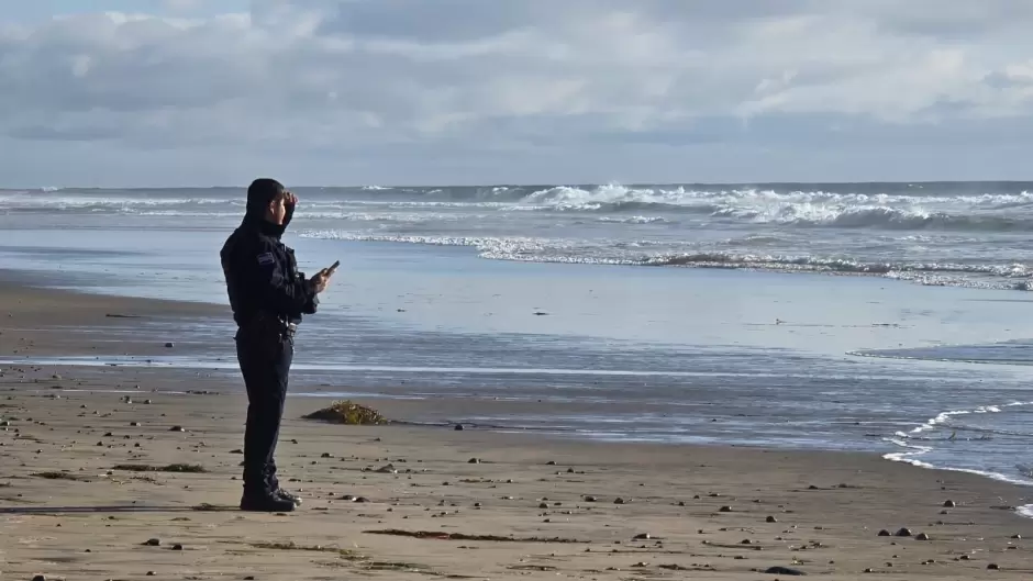 Rescatan a menor en el mar y contin�an b�squeda de otro joven