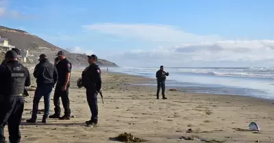Rescatan a menor en el mar y contin�an b�squeda de otro joven