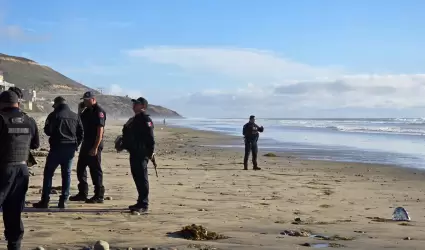 Rescatan a menor en el mar y contin�an b�squeda de otro joven