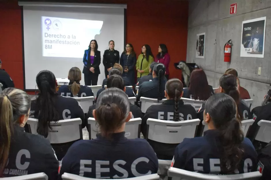 Mujeres polic�as de Baja California se capacitan sobre el derecho a la manifestaci�n durante el 8M