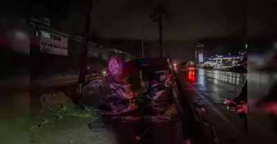 Volcadura de veh�culo en la carretera Tijuana-Rosarito deja unidad abandonada