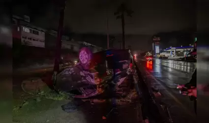 Volcadura de veh�culo en la carretera Tijuana-Rosarito deja unidad abandonada