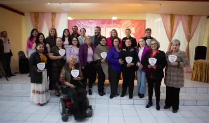 Presidenta Roc�o Adame y regidora Janette Sepulveda reconocen a mujeres que insp