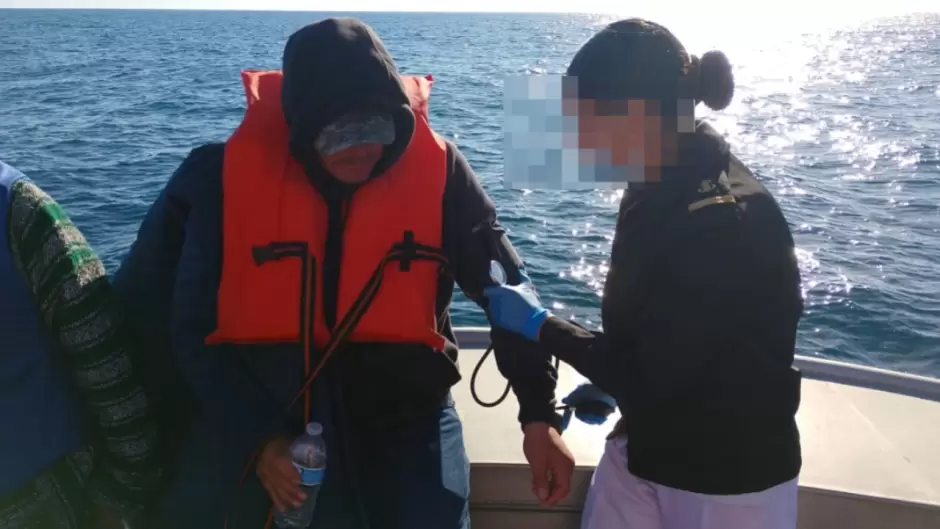 Personas rescatadas a bordo de una embarcaci�n al noroeste de Ensenada