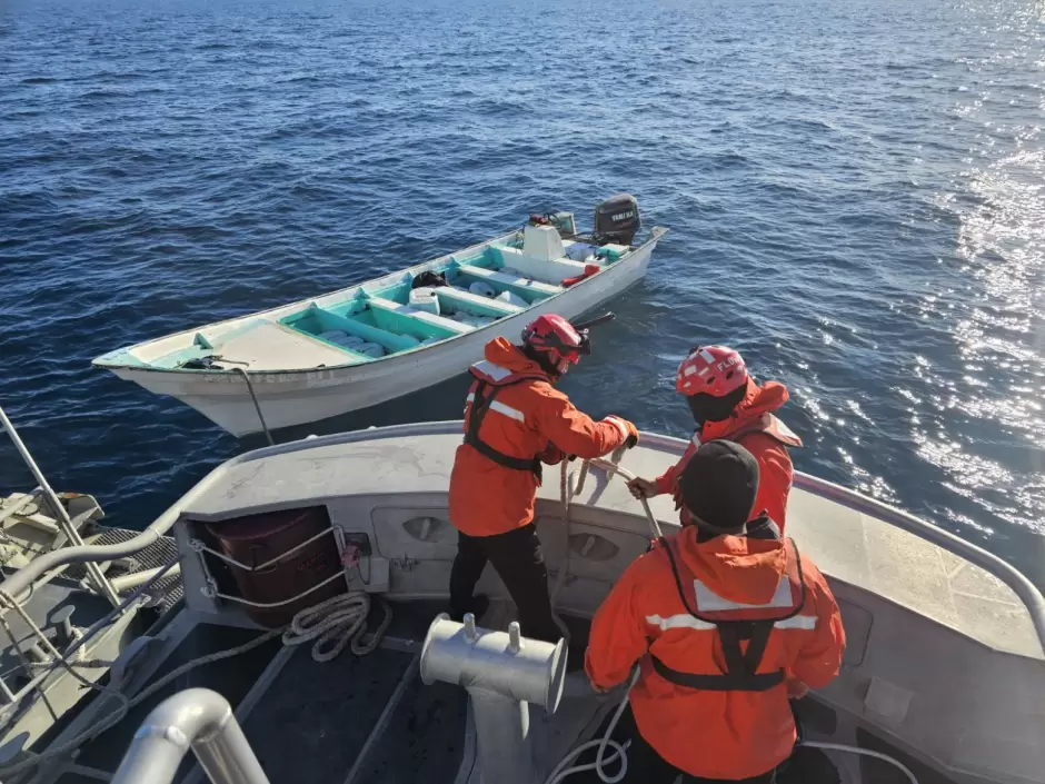 Personas rescatadas a bordo de una embarcaci�n al noroeste de Ensenada